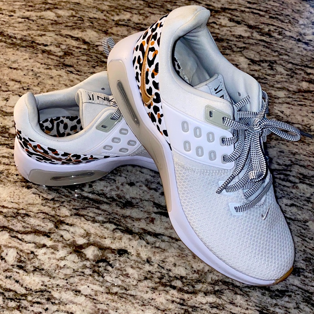 Women’s size 8 Nike Air Max tennis shoe.